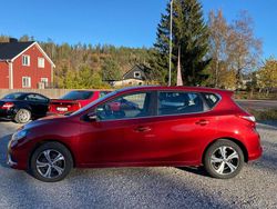 Mörkröd (röd) Begagnad 2017 Nissan Pulsar Halvkombi | 112 000 kr (Marknadspris)