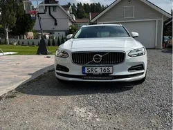 Vit Begagnad 2021 Volvo V90 Momentum Kombi | 260 000 kr (Marknadspris)