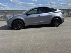 Grå Begagnad 2023 Tesla Model Y Long Range SUV | 490 000 kr