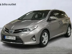 Ljusbrun Begagnad 2014 Toyota Auris Hybrid Executive Halvkombi | 129 900 kr (Marknadspris)