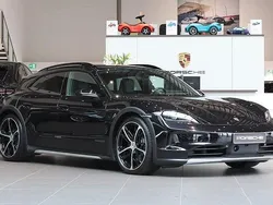 Svart Begagnad 2024 Porsche Taycan Cross Turismo Sedan | 1 049 000 kr (Marknadspris)