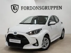 Vit Begagnad 2023 Toyota Yaris Hybrid Active Halvkombi | 199 800 kr (Marknadspris)