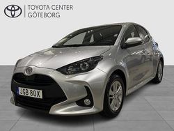 Silver Ny 2025 Toyota Yaris Hybrid Active Halvkombi | 266 800 kr (Marknadspris)