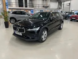 Svart Begagnad 2021 Volvo V60 CC Momentum Kombi | 299 000 kr (Marknadspris)