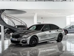 Grå (oxidgrå) Begagnad 2022 BMW 330e M Sport Sedan | 419 000 kr (Marknadspris)