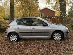 Grå Begagnad 2005 Peugeot 206 Halvkombi | 22 000 kr (Marknadspris)
