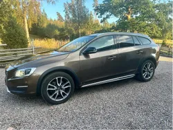 Brun Begagnad 2016 Volvo V60 CC Momentum Kombi | 109 000 kr (Marknadspris)