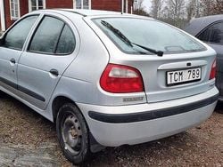 Grå Begagnad 2002 Renault Mégane II Authentique Halvkombi | 9 900 kr (Marknadspris)