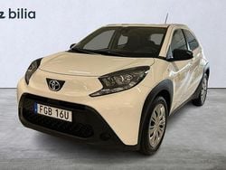 Vit Begagnad 2022 Toyota Aygo Play Halvkombi | 139 900 kr (Bra pris)