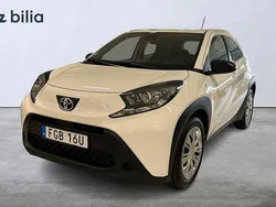 Vit Begagnad 2022 Toyota Aygo Play Halvkombi | 149 900 kr (Marknadspris)