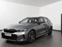 Grå Begagnad 2022 BMW 330e M Sport Kombi | 459 800 kr (Dyr)