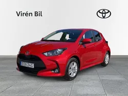 Röd Begagnad 2024 Toyota Yaris Hybrid Active Halvkombi | 254 000 kr (Marknadspris)
