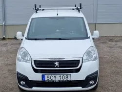 Vit Begagnad 2017 Peugeot Partner Minibuss | 65 900 kr (Marknadspris)