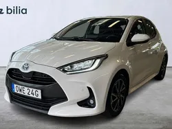 Vit Begagnad 2022 Toyota Yaris Hybrid Active Halvkombi | 194 900 kr (Marknadspris)