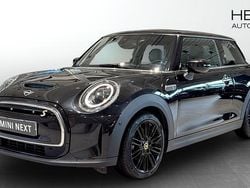 Svart (black) Begagnad 2022 Mini Cooper SE Halvkombi | 228 700 kr (Marknadspris)