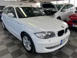 Vit Begagnad 2009 BMW 118 Advantage Halvkombi | 69 500 kr (Marknadspris)