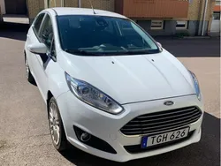Vit Begagnad 2015 Ford Fiesta Titanium Halvkombi | 66 500 kr (Marknadspris)