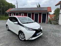 Vit Begagnad 2015 Toyota Aygo X-play Halvkombi | 72 500 kr (Marknadspris)