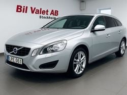 Ljusgrå (grå) Begagnad 2011 Volvo V60 Momentum Kombi | 109 900 kr (Marknadspris)