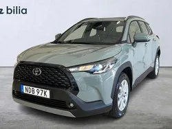 Grön Begagnad 2025 Toyota Corolla Cross Active SUV | 369 900 kr (Marknadspris)