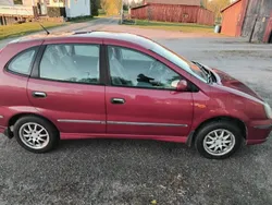 Röd Begagnad 2001 Nissan Almera Tino Minibuss | 5 000 kr