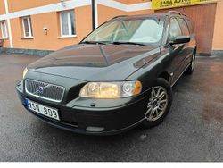 Mörkgrön (grön) Begagnad 2007 Volvo V70 Kinetic Kombi | 35 000 kr (Marknadspris)