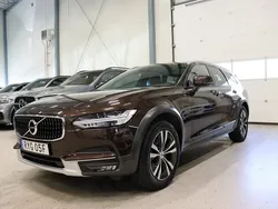 Mörkbrun (brun) Begagnad 2019 Volvo V90 CC Momentum Kombi | 289 400 kr (Marknadspris)