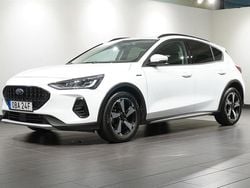 Vit Begagnad 2022 Ford Focus Active Halvkombi | 209 900 kr (Marknadspris)