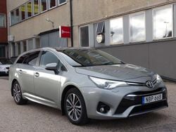 Ljusgrå (gråmetallic) Begagnad 2016 Toyota Avensis Active Kombi | 139 800 kr (Marknadspris)