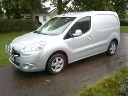 Ljusgrå (grå) Begagnad 2014 Peugeot Partner Minibuss | 49 800 kr (Marknadspris)