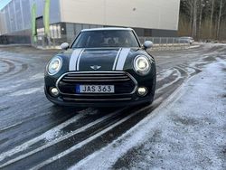British racing green med vita stripes Begagnad 2016 Mini Cooper D Clubman Kombi | 164 000 kr (Lite dyr)