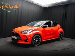 Röd Begagnad 2023 Toyota Yaris Hybrid Style Halvkombi | 248 900 kr (Marknadspris)