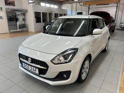 Vit (pärlemorvit) Begagnad 2022 Suzuki Swift Halvkombi | 184 500 kr (Marknadspris)