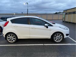 Vit Begagnad 2013 Ford Fiesta Titanium Halvkombi | 65 000 kr (Marknadspris)