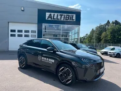 Grå Begagnad 2024 Peugeot e-3008 Business-Line SUV | 489 900 kr (Bra pris)