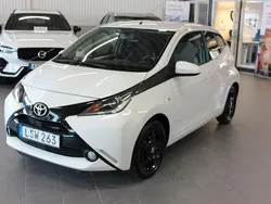 Vit Begagnad 2015 Toyota Aygo X-play Halvkombi | 62 000 kr (Marknadspris)