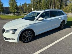 Vit Begagnad 2017 Skoda Superb LAURIN & KLEMENT Kombi | 137 000 kr (Marknadspris)