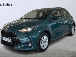 Grön Begagnad 2025 Toyota Yaris Hybrid Active Halvkombi | 249 900 kr (Marknadspris)