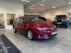 Röd Begagnad 2017 Toyota Auris Active Halvkombi | 129 900 kr (Marknadspris)