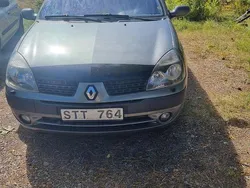 Grå Begagnad 2002 Renault Clio II Expression Halvkombi | 15 000 kr (Marknadspris)