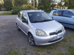 Grå Begagnad 2000 Toyota Yaris Halvkombi | 7 000 kr (Superpris)