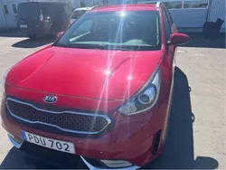 Röd Begagnad 2017 Kia Niro Advance SUV | 109 000 kr (Marknadspris)