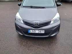 Grå Begagnad 2012 Toyota Yaris Life Halvkombi | 69 900 kr (Marknadspris)