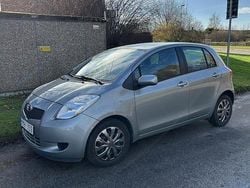 Grå Begagnad 2006 Toyota Yaris Halvkombi | 42 000 kr (Lite dyr)