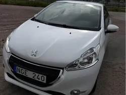 Vit Begagnad 2012 Peugeot 208 Halvkombi | 47 000 kr (Marknadspris)