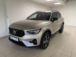 Ljusgrå (grå) Begagnad 2023 Volvo XC40 Plus SUV | 379 000 kr (Lite dyr)