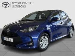 Mörkblå Begagnad 2022 Toyota Yaris Hybrid Active Halvkombi | 199 900 kr (Marknadspris)