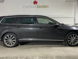 Mörkgrå Begagnad 2017 VW Passat Executive Kombi | 198 400 kr (Marknadspris)