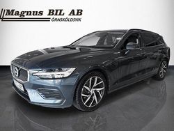 Mörkblå Begagnad 2020 Volvo V60 Momentum Kombi | 259 900 kr (Marknadspris)