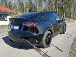 Svart Begagnad 2024 Tesla Model Y Standard Range SUV | 475 000 kr